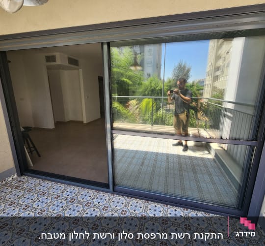 דלת הזזה מאלומיניום עם מסגרת כהה